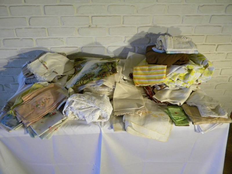 lot 39 image: Vintage Linen Lot