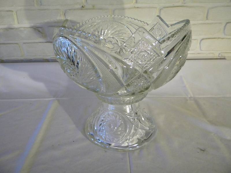 lot 42 image: Glass Punch Bowl