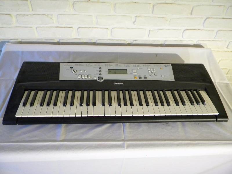 lot 43 image: Yamaha Keyboard