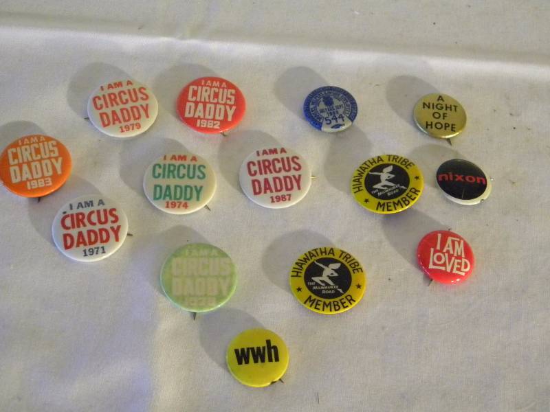 lot 50 image: Misc Lot of Vintage Buttons