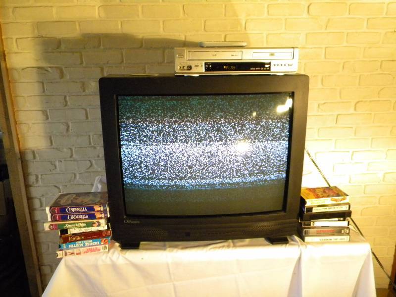 lot 55 image: LX1 Series 32 Television, DVD VHS player Lot