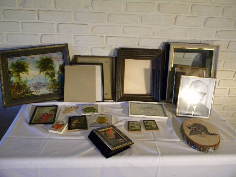 lot 69 image: Lot of Misc Vintage Picture Frames