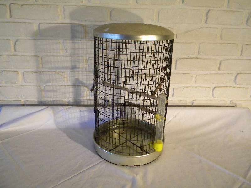 lot 83 image: Birdcage