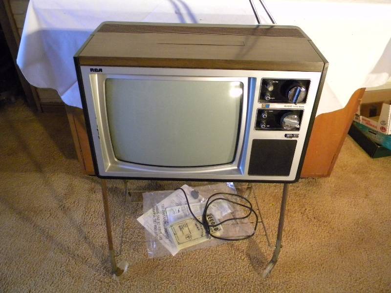 lot 90 image: RCA XL 100 Vintage Color Tv