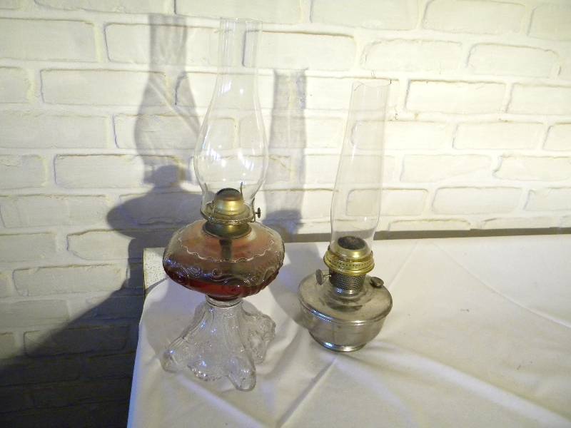 lot 100 image: 2 Vintage Oil Lamps