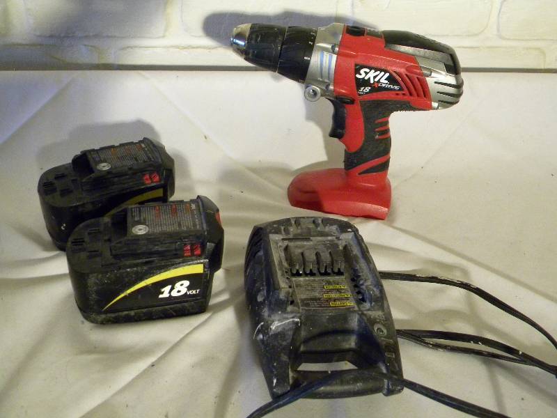 lot 104 image: Cordless Screwdriver Set