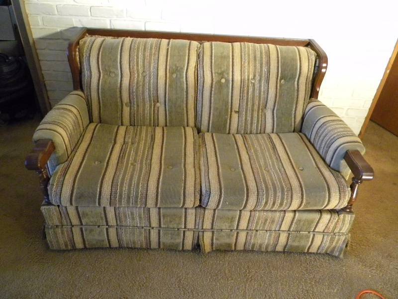 lot 110 image: Daytons Loveseat