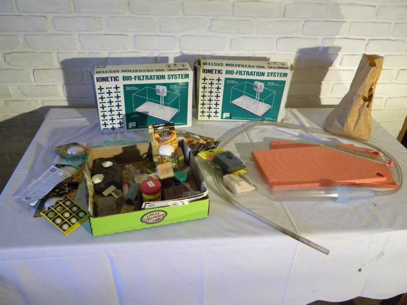 lot 128 image: Fish Tank accessories