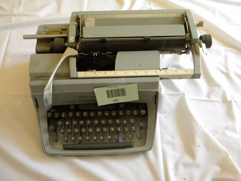 lot 150 image: Underwood Typewriter
