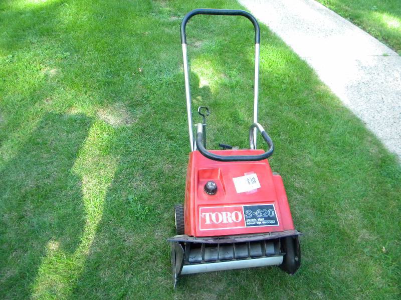 lot 5 image: Toro Snow Blower