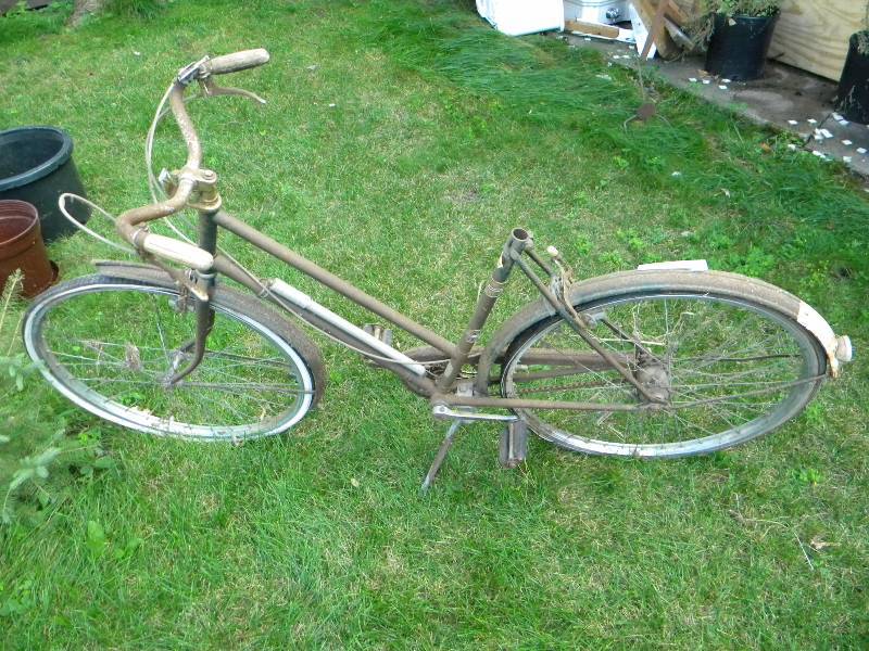 lot 182 image: Vintage Raleigh Bike