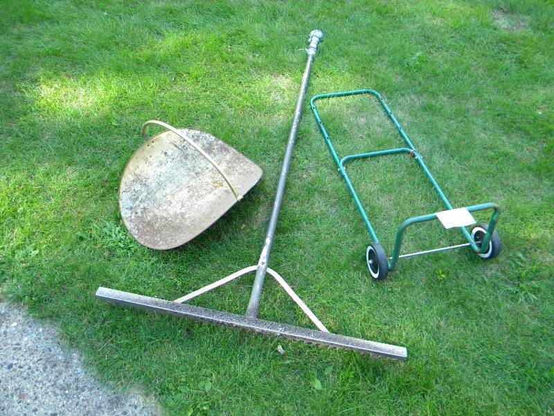 lot 187 image: Lawn and Garden Lot