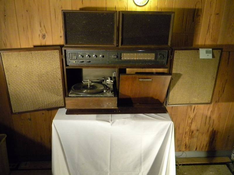 lot 207 image: Vintage GE Stereo with Turntable