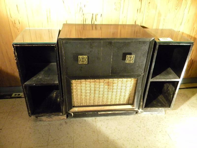 lot 208 image: Vintage Magnavox Console Radio and Turntable
