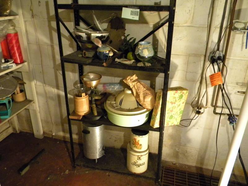 lot 227 image: Housewares and Collectibles