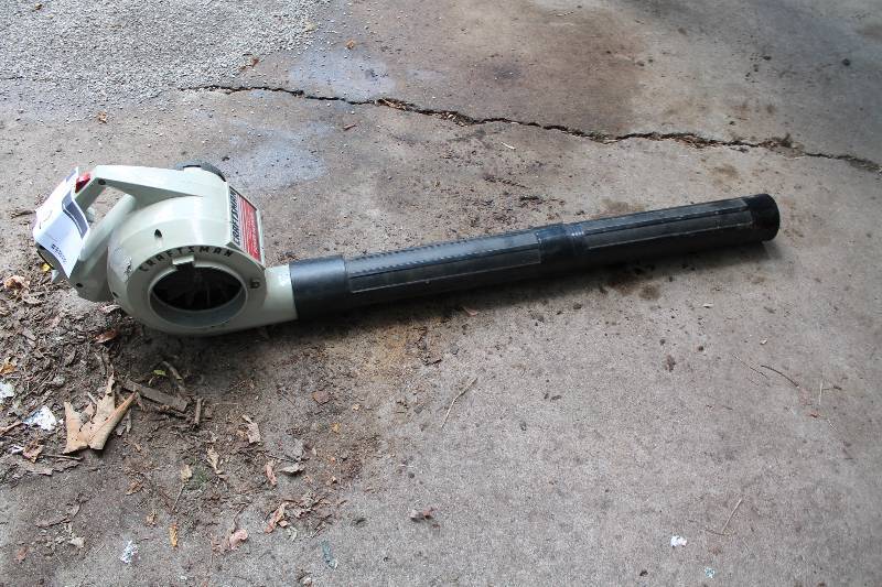 lot 22 image: Craftsman Power Blower Leaf Blower wExtension Cord Plug-In.