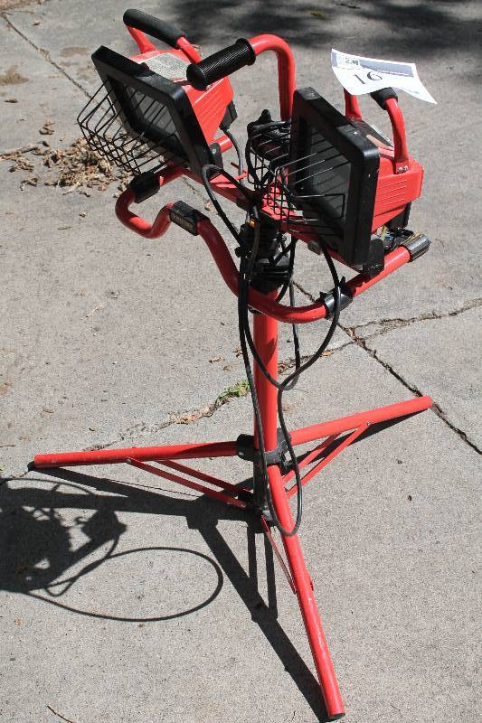 lot 16 image: Painters Floodlight wStand & Dual Halogen Lights wAdjustable Fixtures.