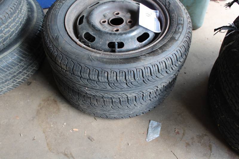 lot 76 image: Lot of (2) Tires wRims BCT 17565R1482H.