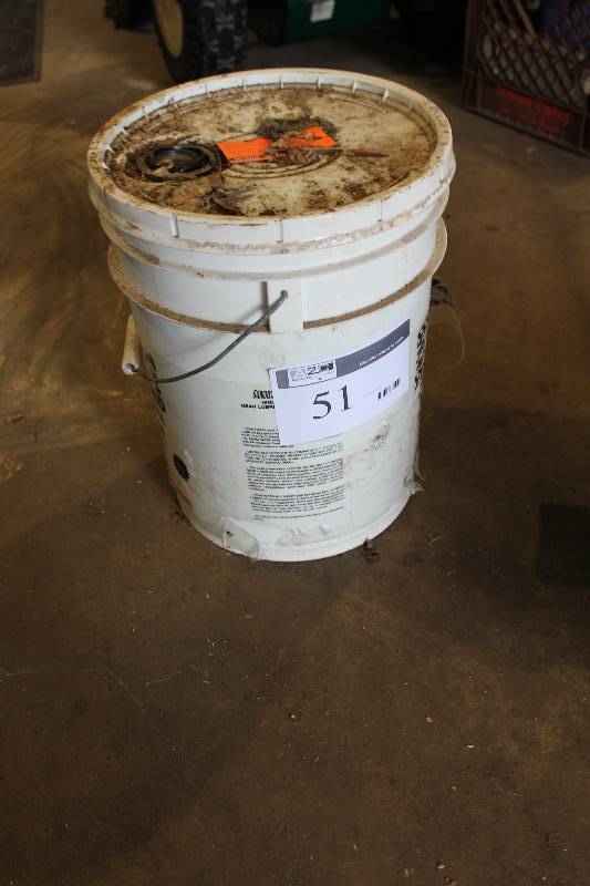 lot 51 image: Bucket of Multi-Purpose High-Performance Gear Lubricant API Service.