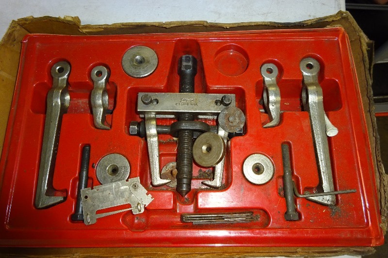 lot 44 image: Snap On Barring Puller