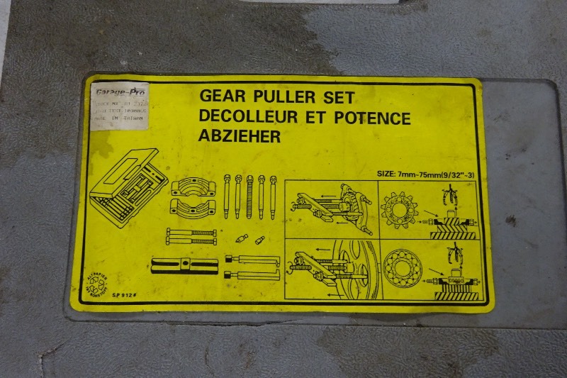 lot 89 image: Gear Puller set