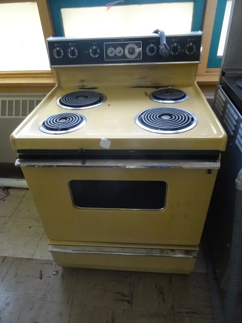 lot 8 image: Electric Stove