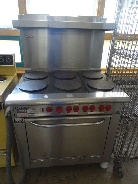 lot 9 image: Stove and Oven