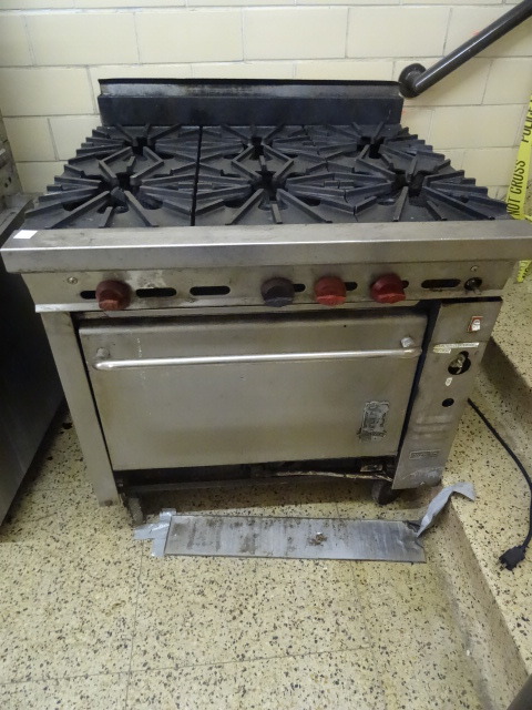 lot 27 image: Stove and Oven