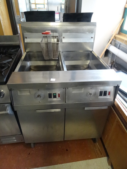 lot 48 image: Double Fryer