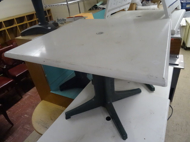 lot 136 image: Patio Table
