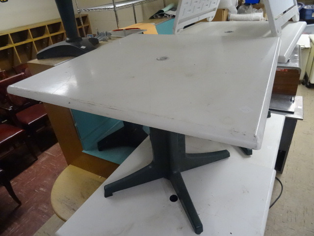 lot 137 image: Patio Table