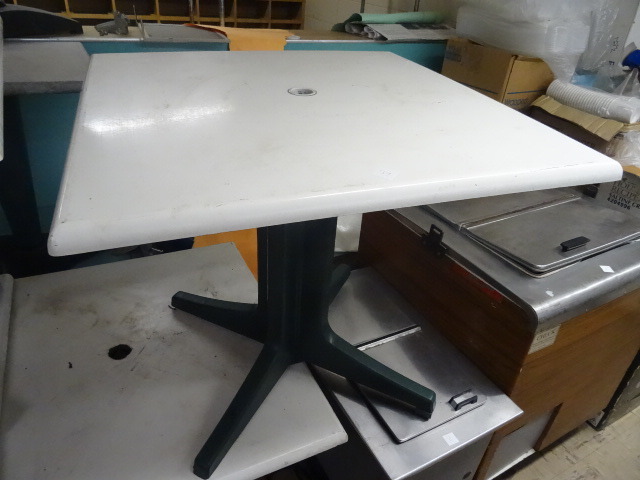 lot 140 image: Patio Table