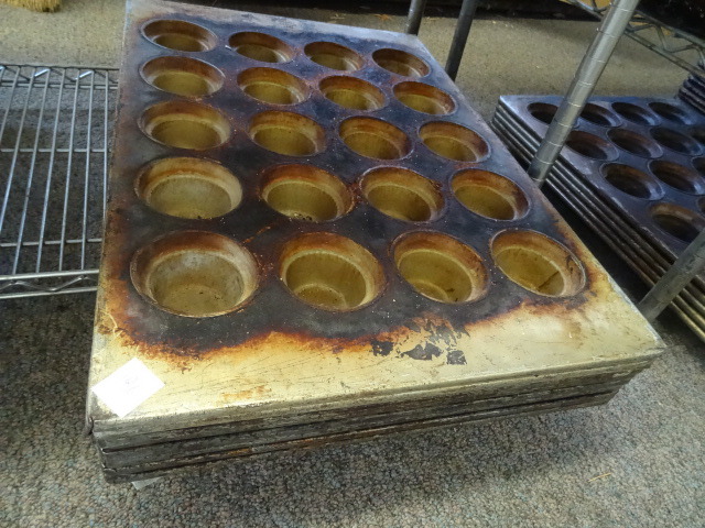 lot 186 image: Muffin Pans