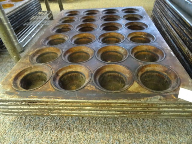 lot 207 image: Muffin Pans