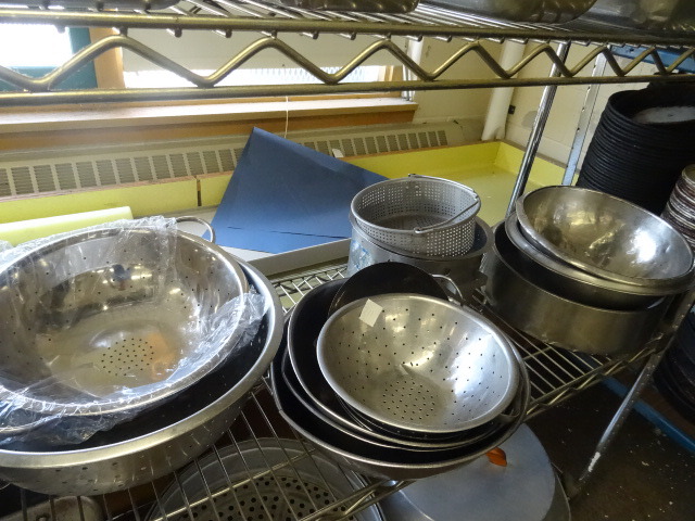 lot 211 image: Strainers and Bowls