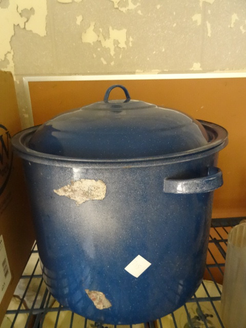 lot 215 image: Stock Pot
