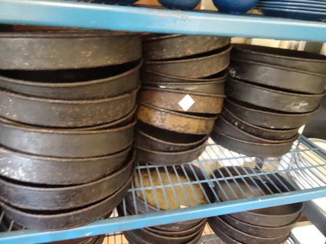 lot 221 image: Pizza Pans