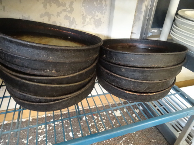 lot 222 image: Pizza Pans