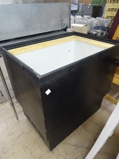lot 251 image: Reach in Freezer