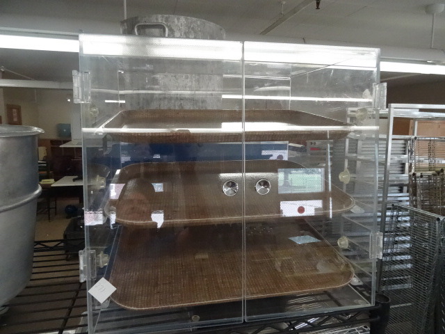 lot 271 image: Bakery Display