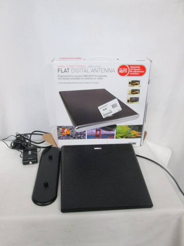 lot 60 image: Terk Flat Amplified Digital HDTV Antenna