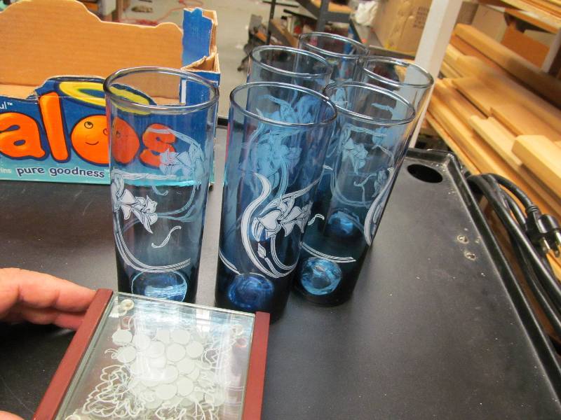 Lot of 6 blue glasses and glass coasters