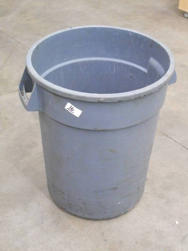 lot 16 image: 35-Gallon Plastic Garbage Can ...