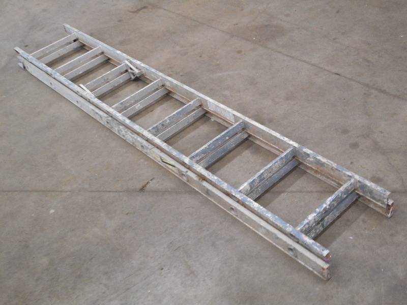 lot 18 image: Werner D1116-2 13ft Aluminum Extens...