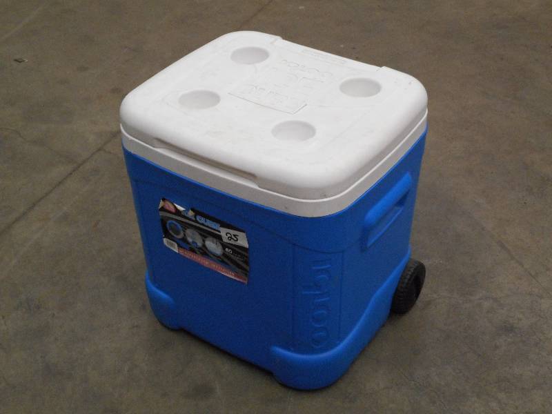 lot 25 image: Igloo Ice Cube Cooler, Missing Pull...