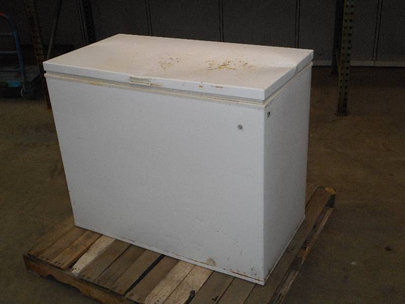lot 39 image: GE Compact Chest Freezer, Works, Us...