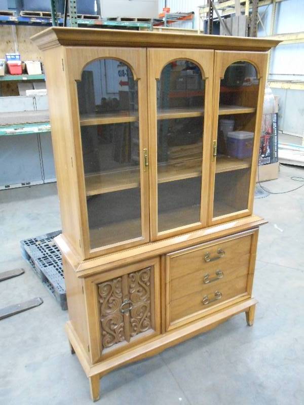 lot 46 image: Nice Wood China Hutch With Glass Do...