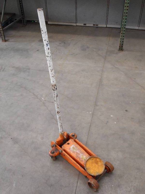 lot 59 image: Hydraulic Floor Jack ...