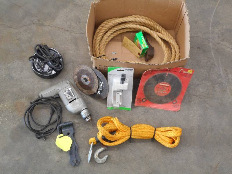 lot 72 image: Box Of Saw Blades, Black & Decker ...