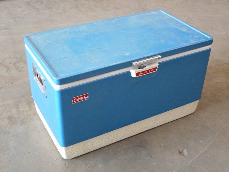 lot 76 image: Coleman Snow-Lite Camp Cooler...